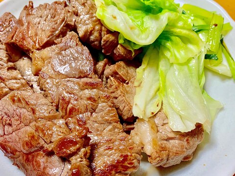 *春キャベツと小松菜の付け合わせとステーキ*